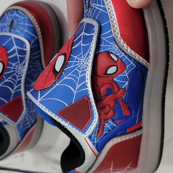 Boy's Spiderman Light-up Sneakers- size 7 - Picture 6 of 10